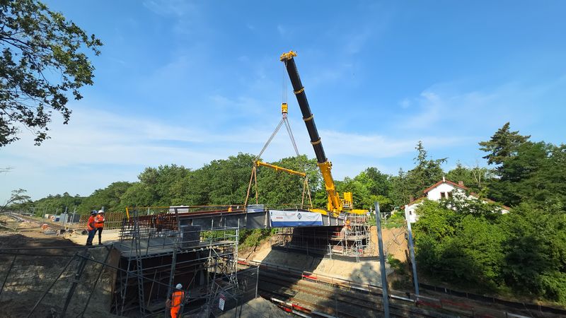 Plaatsing brug over de Maaslijn bij Molenhoek.